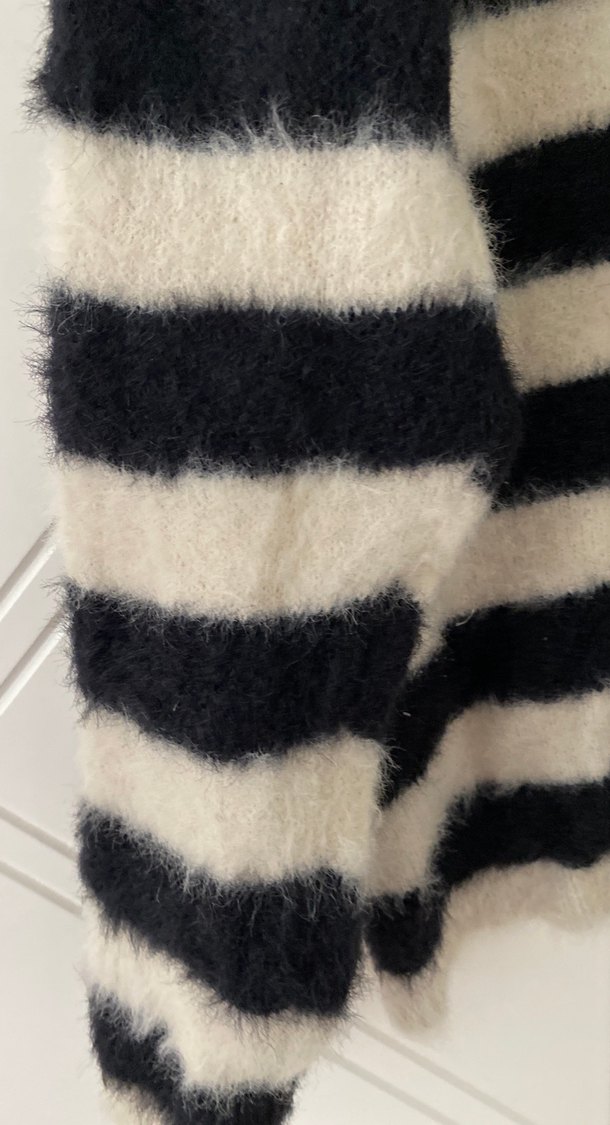 Uzun Kollu V Yaka Çizgili Kadın Kazak - Görsel 2