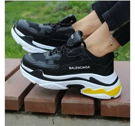 Balenciaga 2 kere giyildi Acil para