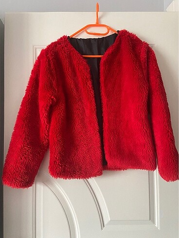 Kırmızı kürk ceket