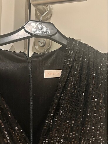 Pullu gece elbisesi - Görsel 3