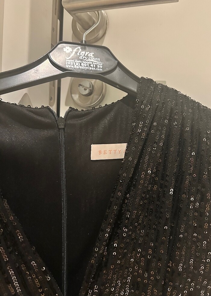 Pullu gece elbisesi - Görsel 3