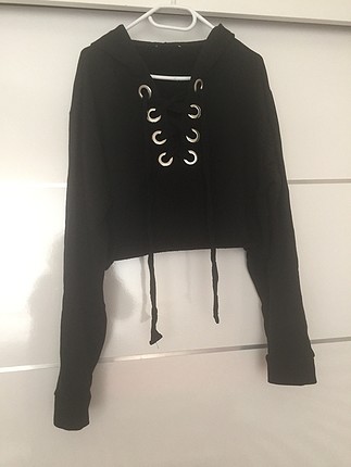 Siyah kapilşonlu sweatshirt