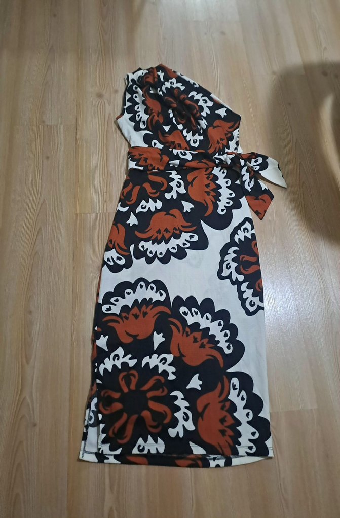 Asimetrik Tek Omuzlu Çiçekli Midi Elbise — görsel 2/10