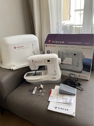 Singer Featherweight C240 dikiş makinesi