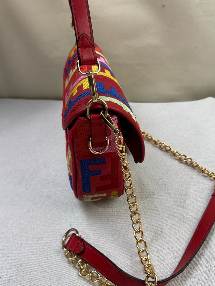 Fendi nakışlı kırmızı çapraz Çanta - Görsel 2