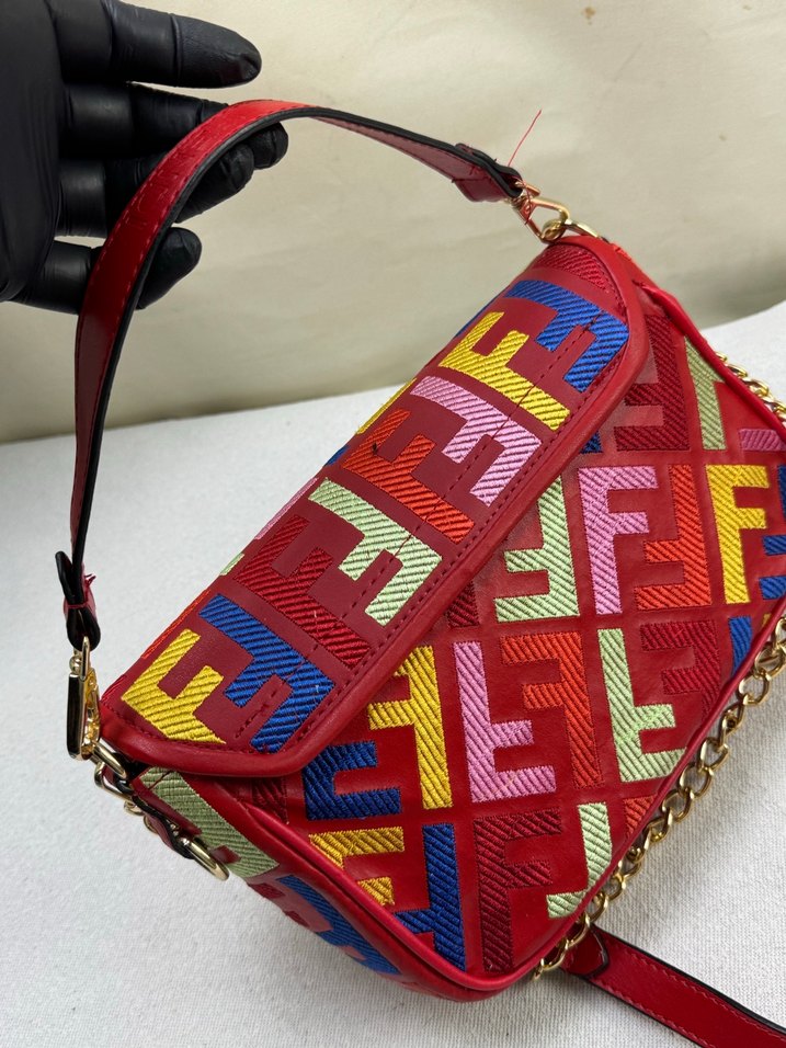 Fendi nakışlı kırmızı çapraz Çanta - Görsel 3