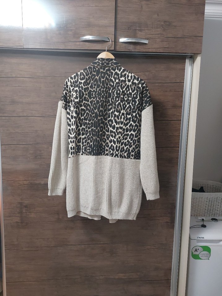 Leopar Desenli Gri Uzun Triko Hırka - Görsel 3
