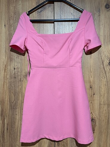 Pembe elbise