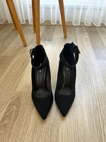 Siyah bileği tokalı sitiletto