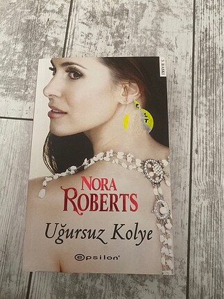 Nora roberts uğursuz kolye