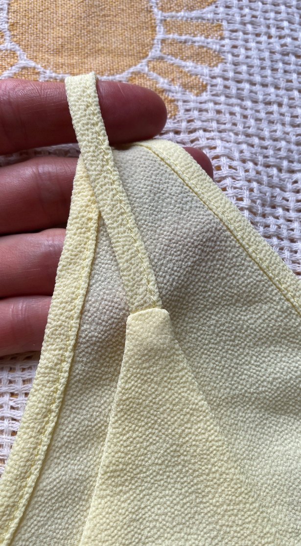 Sarı V Yakalı Kolsuz Salaş Kadın Atlet - Görsel 3