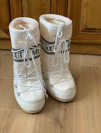 37 Beden Moon boot numarası 35-38 arası yazıyor.