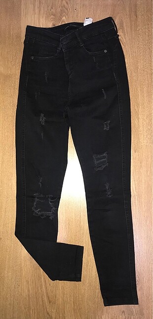 Siyah yırtık detaylı kot pantolon