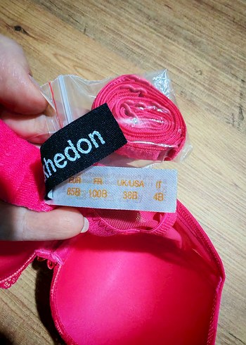 Kırmızı Sütyen - Görsel 2