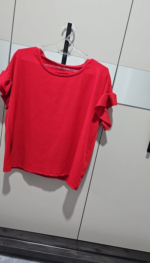 Kısa Kollu Kırmızı Fırfırlı Kadın Tişört - Görsel 2