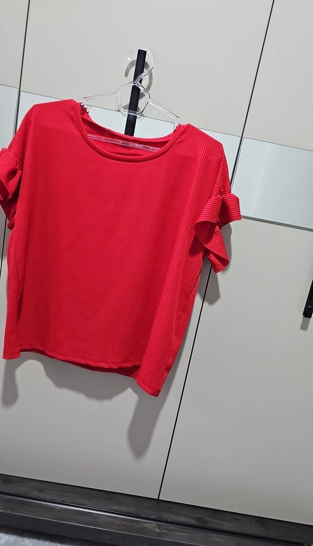 Kısa Kollu Kırmızı Fırfırlı Kadın Tişört - Görsel 3