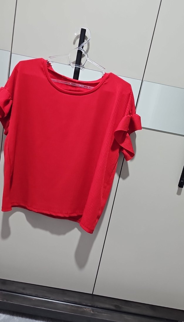 Kısa Kollu Kırmızı Fırfırlı Kadın Tişört - Görsel 4