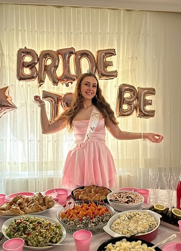 Pembe saten elbise