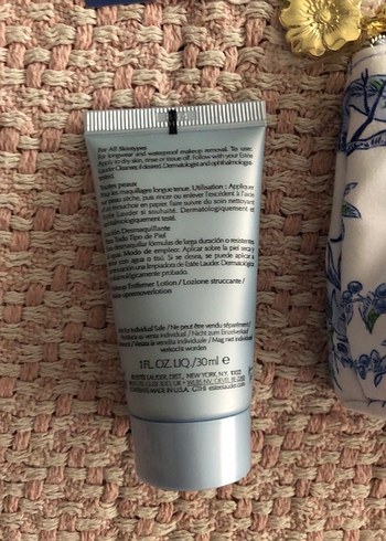 Estée Lauder Makyaj temizleyici ve Çiçek Desenli Makyaj Çantası - Görsel 2