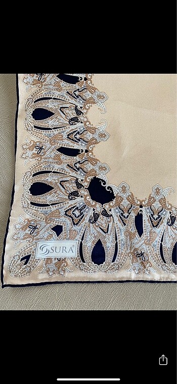 Armine Sura ipek eşarp