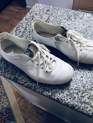 Adidas şık beyaz ayakkabı