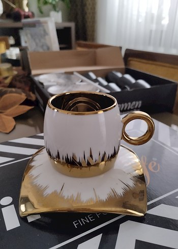 Beyaz ve Altın Renkli Parlak Fincan Takımı - Görsel 2