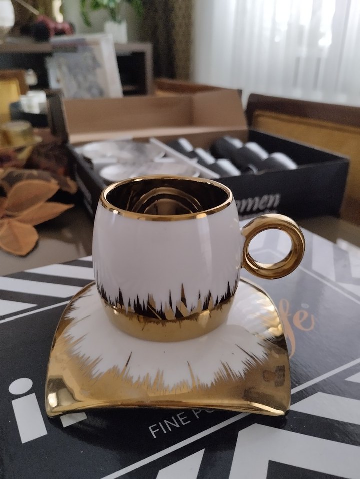 Beyaz ve Altın Renkli Parlak Fincan Takımı - Görsel 2