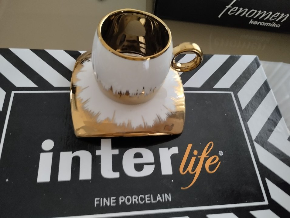 Beyaz ve Altın Renkli Parlak Fincan Takımı - Görsel 4