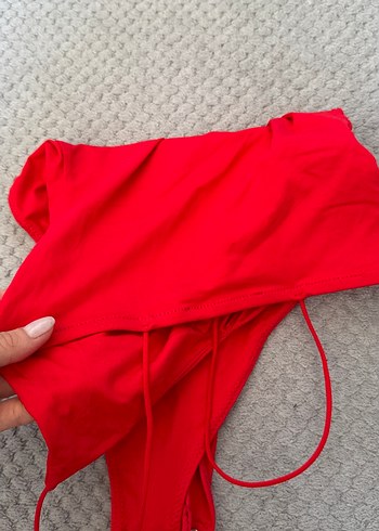 Kırmızı İnce Askılı Kadın - Görsel 3