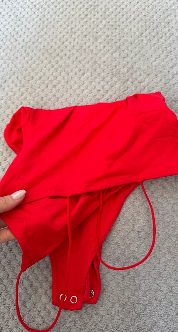 Kırmızı İnce Askılı Kadın - Görsel 3