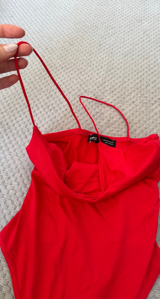 Kırmızı İnce Askılı Kadın - Görsel 2