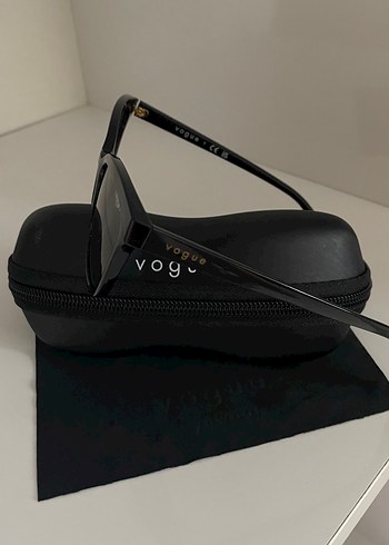 Şeffaf Siyah Vogue Kadın Güneş Gözlüğü - Görsel 2