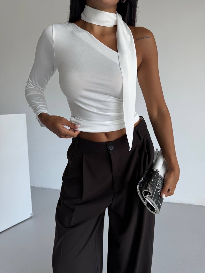 Beyaz Drapeli Yaka Detaylı Uzun Kollu Bluz - Görsel 3