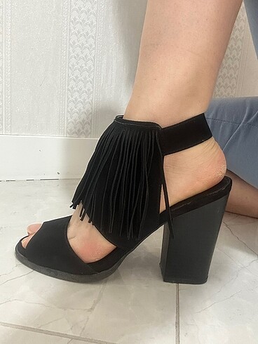 Deichmann Püsküllü siyah topuklu ayakkabı