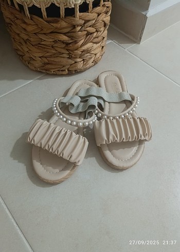 Bej Kadın Dolgu Topuklu Fırfırlı Sandalet
