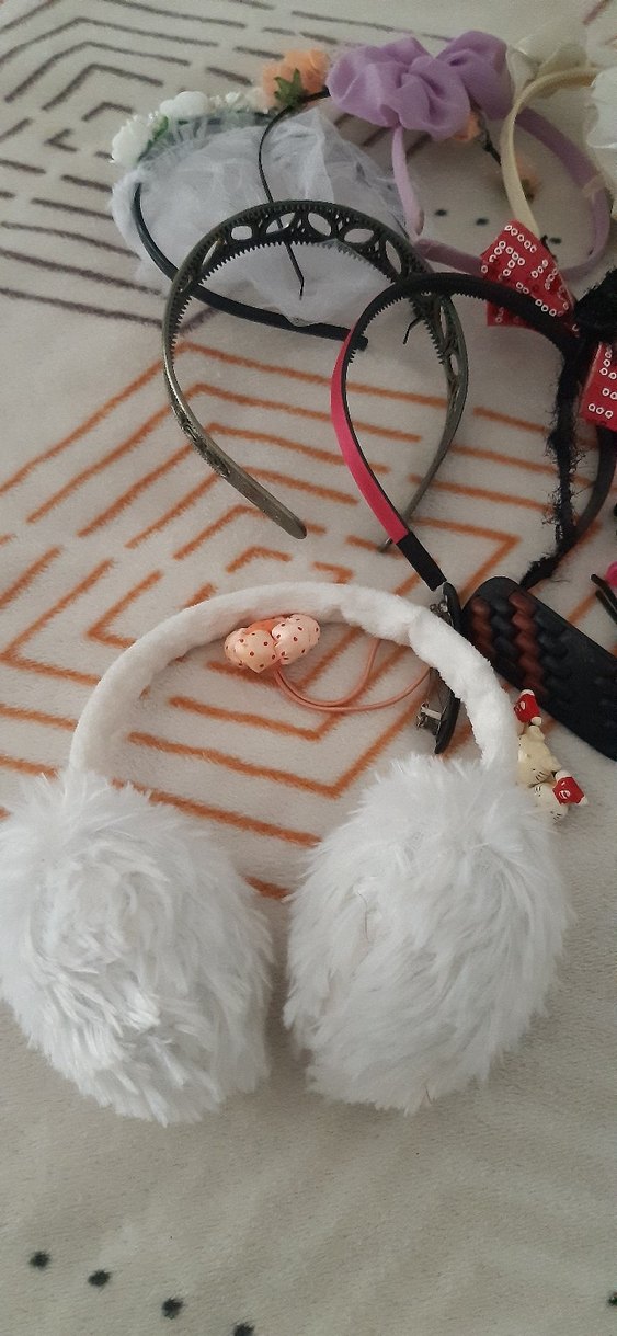 Beyaz Elastik Saç Bantları ve Tokalar - Görsel 3