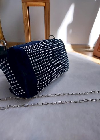 Zincir Detaylı Parlak Lacivert Kadın Çanta