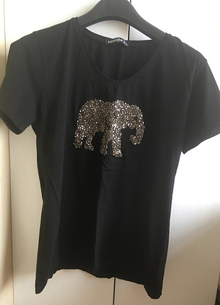 Siyah fil detaylı tshirt