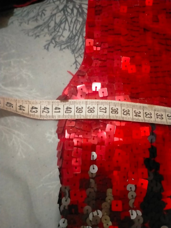 SATİLDİ...Pul İşlemeli Kırmızı V Yakalı Kolsuz Bluz - Görsel 4