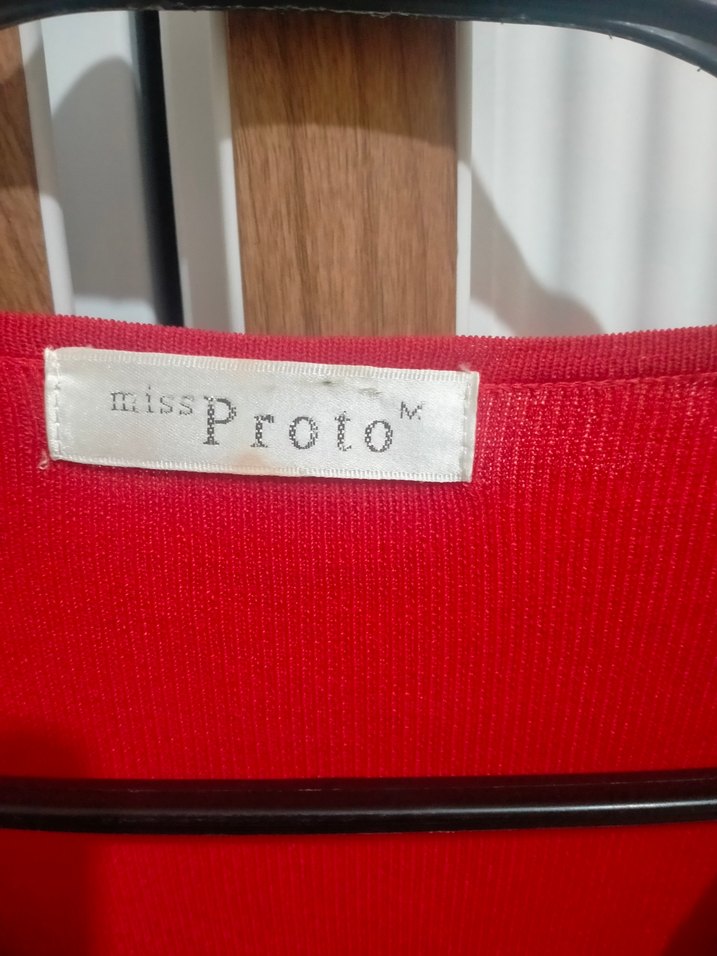 SATİLDİ...Pul İşlemeli Kırmızı V Yakalı Kolsuz Bluz - Görsel 3