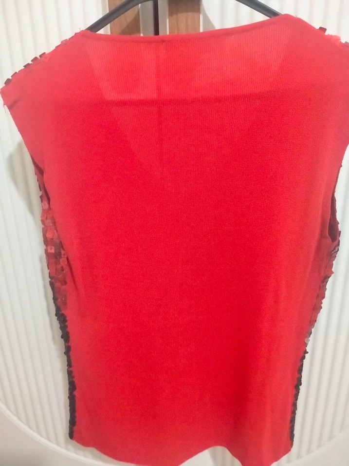 SATİLDİ...Pul İşlemeli Kırmızı V Yakalı Kolsuz Bluz - Görsel 2