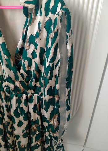 Yeşil Desenli V Yakalı Midi Elbise - Görsel 2