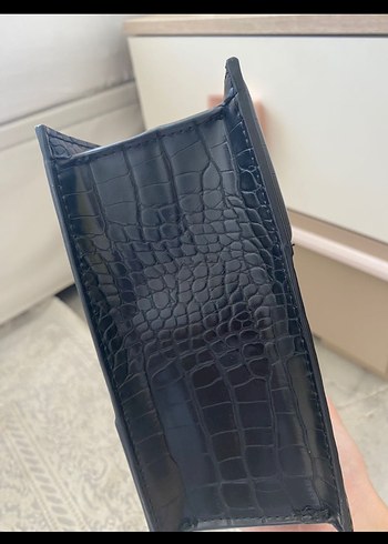 Zara Kemer Detaylı Siyah Yılan Derisi Desenli Deri Çanta