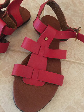 Kırmızı Sandalet