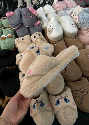Nakışlı Kürklü Bej Ev Terliği