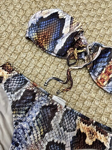 H&M Yılan desenli straplez bikini takımı