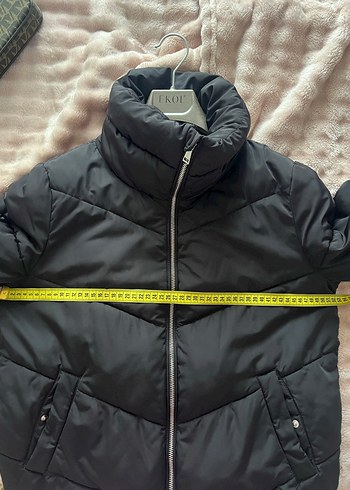 Siyah şişme mont stradivarius - Görsel 6