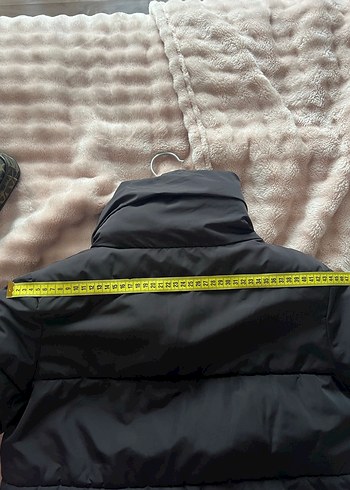 Siyah şişme mont stradivarius - Görsel 9