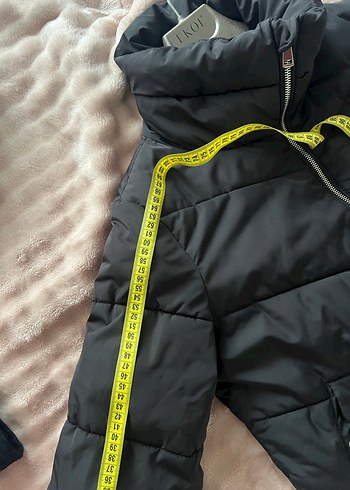 Siyah şişme mont stradivarius - Görsel 7