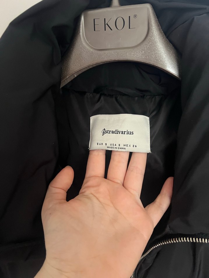 Siyah şişme mont stradivarius - Görsel 2